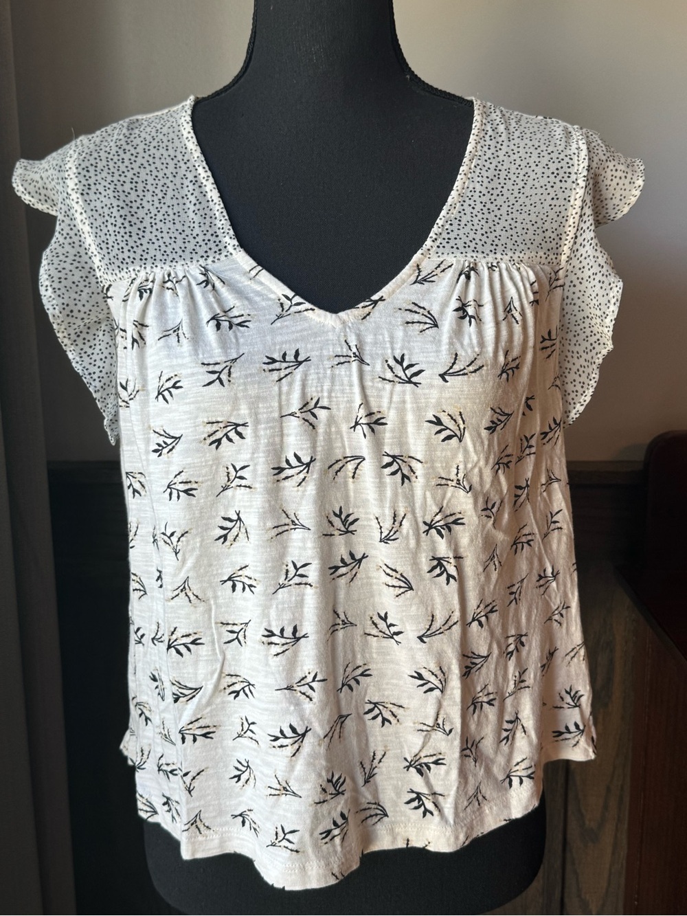 Lucky Brand Cream Boho Floral V-Neck Flutter Sleeve Top xs Euc